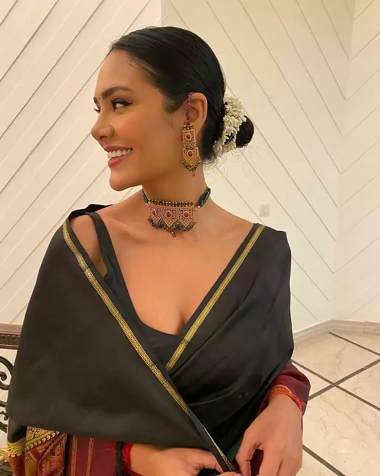  Esha Gupta Saree Looks
