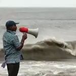 Cyclone Nisarg started to weaken, life in Mumbai has been disturbed