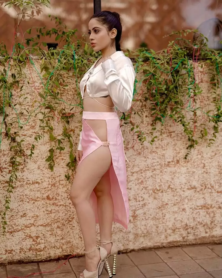 Urfi Javed’s bewitching pictures take the internet by storm