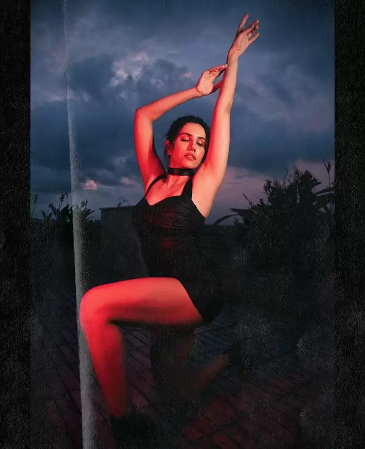 Sonnalli Seygall Turns Up The Heat, Look At Her Drool-worthy Pictures