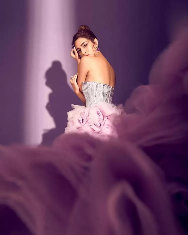 Kriti Sanon’s Breathtaking Pictures Shakes Up The Internet!!