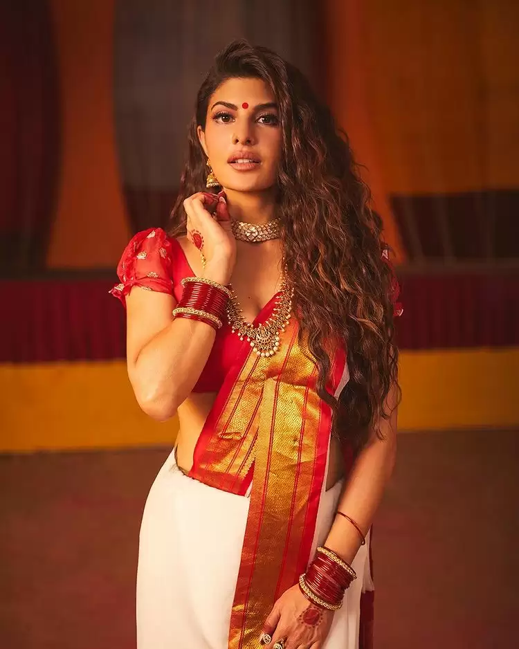 Jacqueline Fernandez Looks Gorgeous in Sarees, See pictures!!