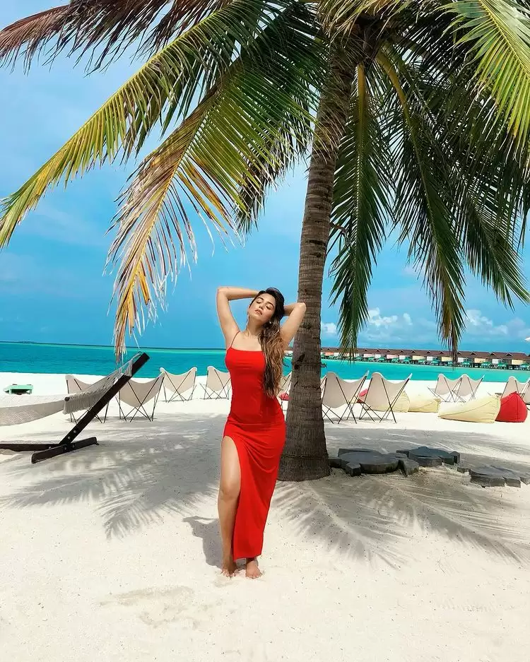 Srishty Rode Teases Fans With Her Sexy Pictures