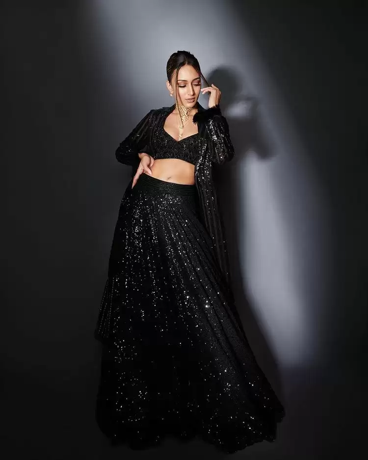 Erica Fernandes Hot Pictures