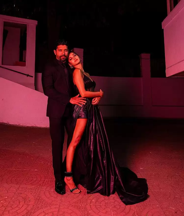 Farhan Akhtar And Shibani Dandekar Set Couple Style Goals, See Pics!!