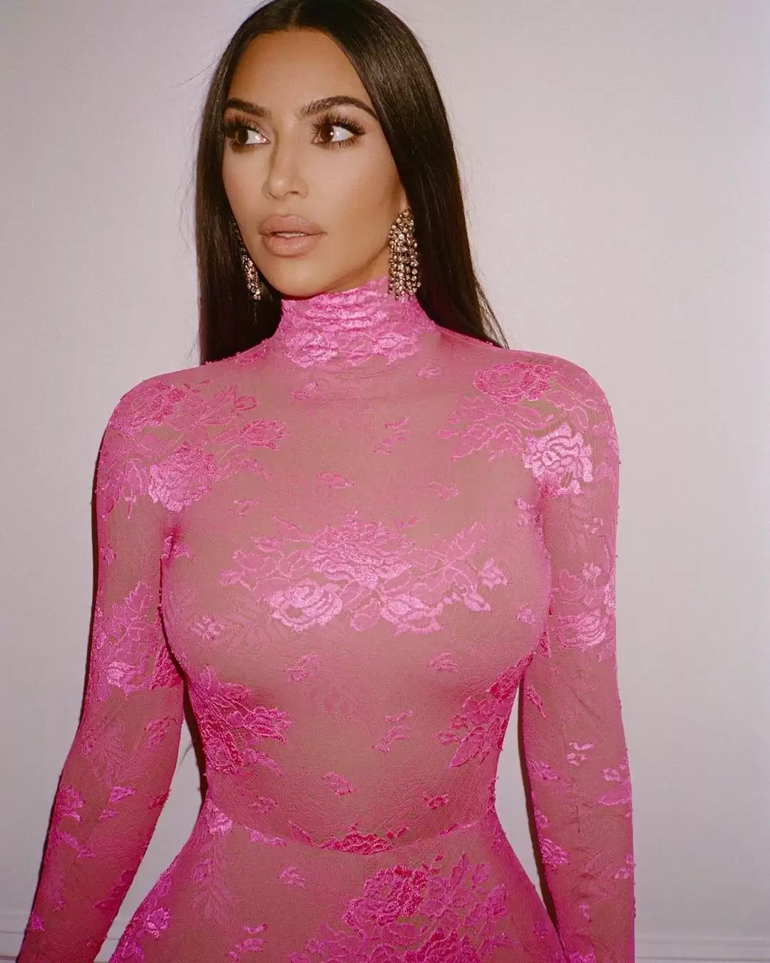 Kim Kardashian teases fans with her ravishing pictures, Take a look!!