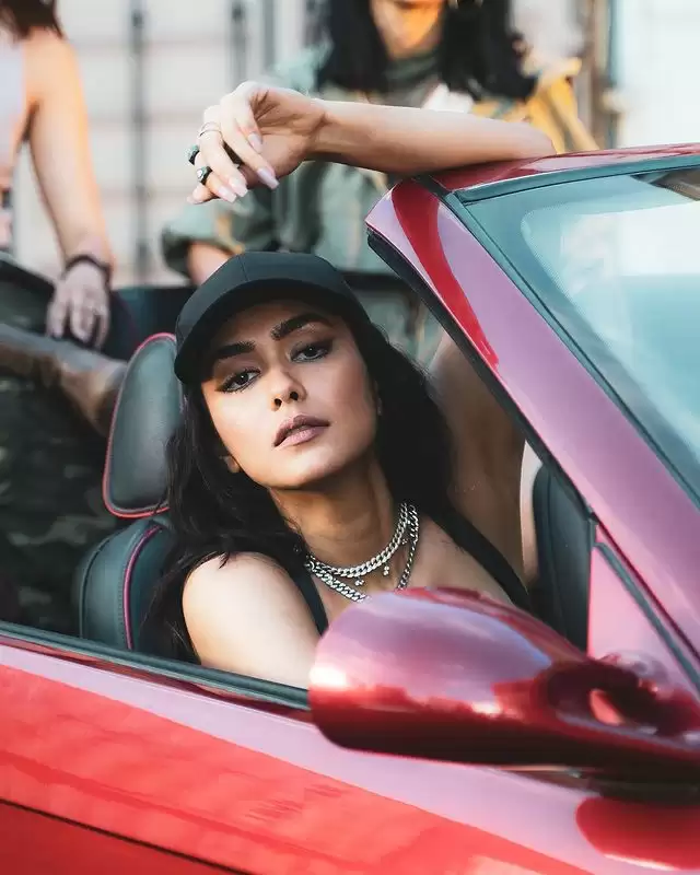 Mrunal Thakur Oozes Hotness, See Her Sexiest Pictures