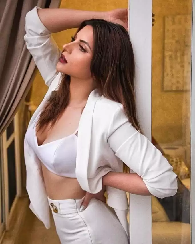 Instagram sensation Shama Sikander shakes up the internet with her new bewitching pictures.