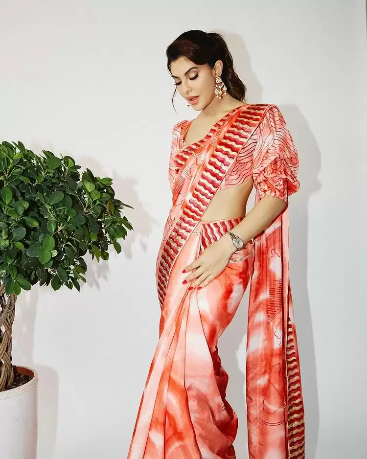 Jacqueline Fernandez Looks Gorgeous in Sarees, See pictures!!