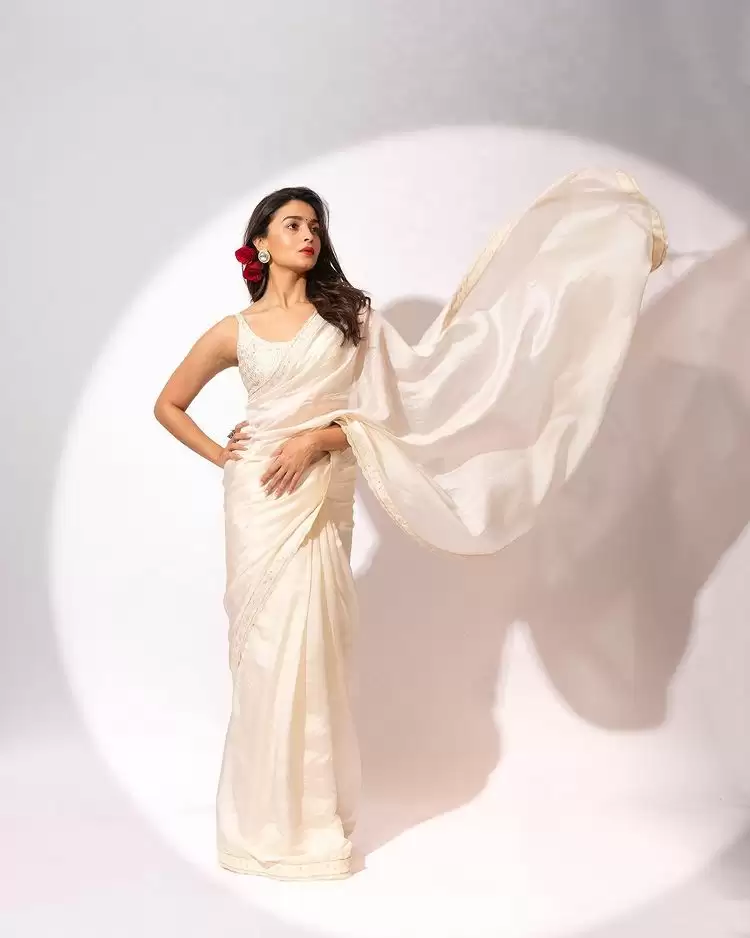 Alia Bhatt Giving Us Major Saree Goals, See Pictures!!