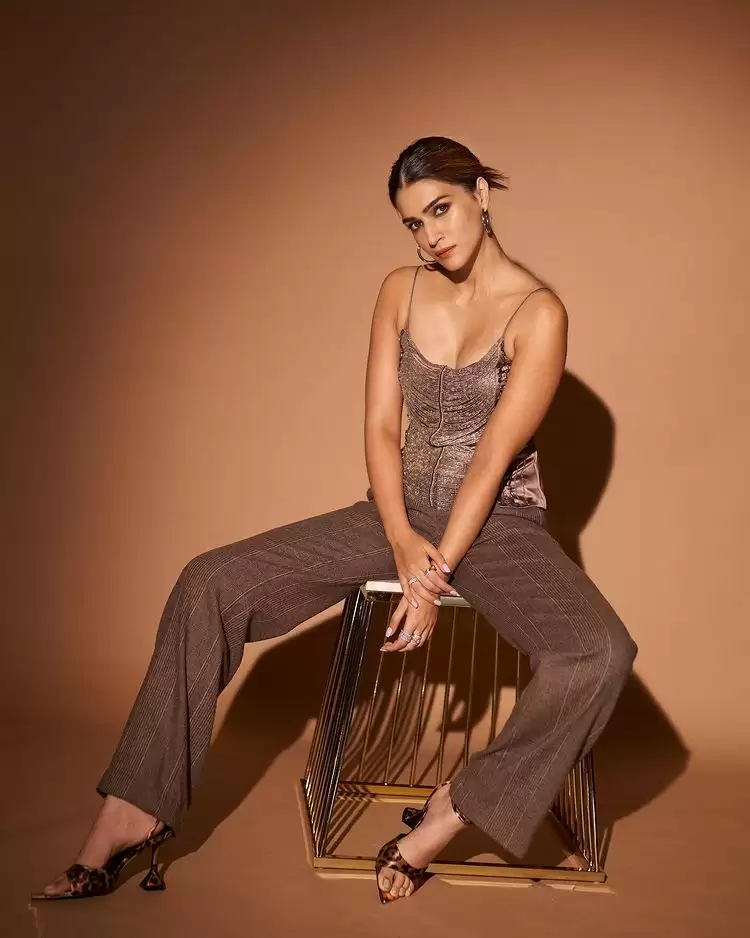 Kriti Sanon’s Breathtaking Pictures Shakes Up The Internet!!