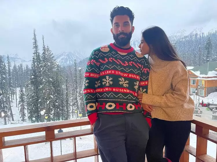 Mouni Roy Sets The Temperature Soaring As She Enjoys Her Romantic Getaway!!