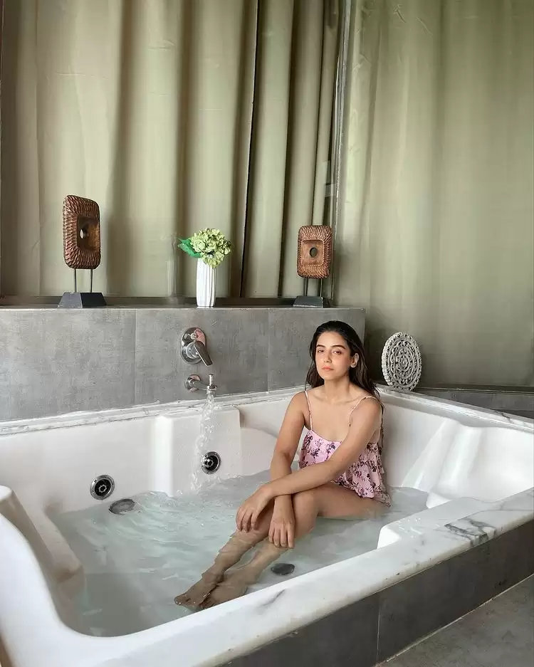Srishty Rode Teases Fans With Her Sexy Pictures