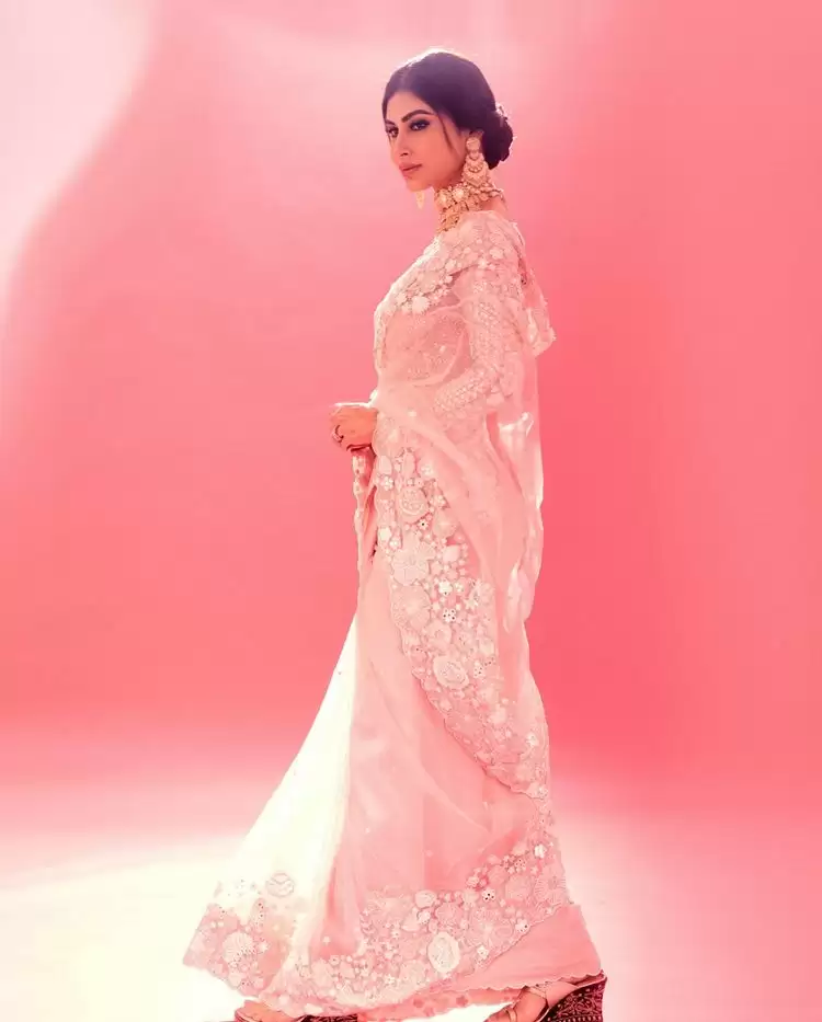 Mouni Roy Looks Breathtaking, Check Out Her Stunning Pics!!