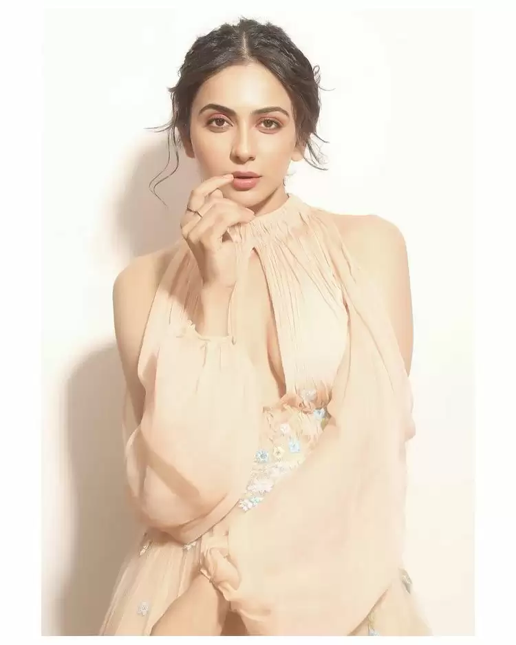 Rakul Preet Singh Looks Breathtaking In These Sexy Pictures!!