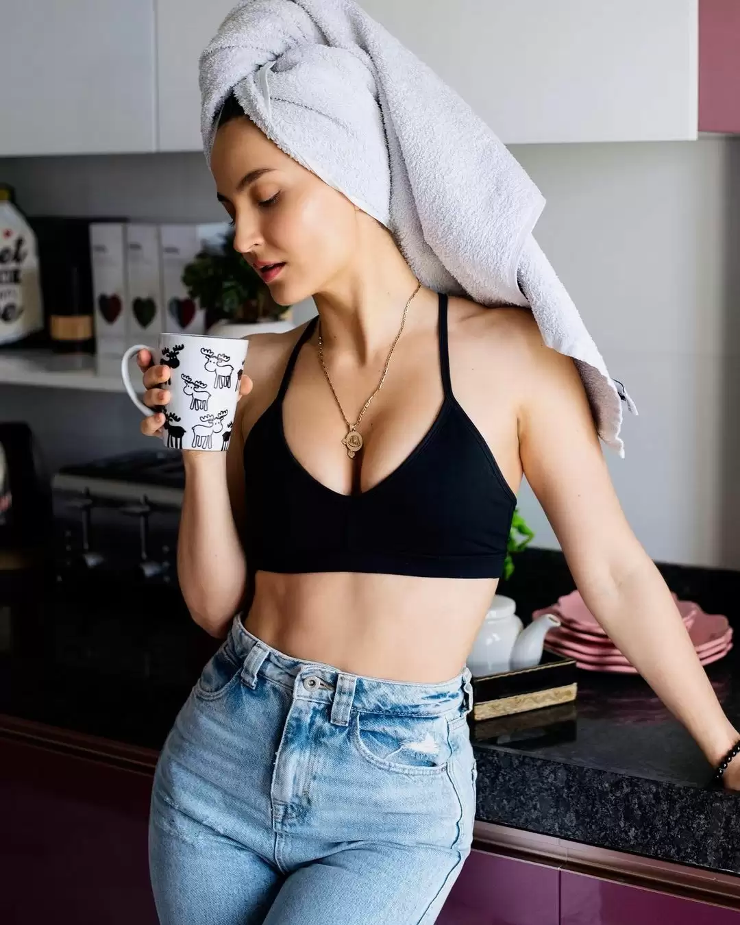 Fans Reacted Oh-So-Hot On The Sizzling Pictures of Elli Avram