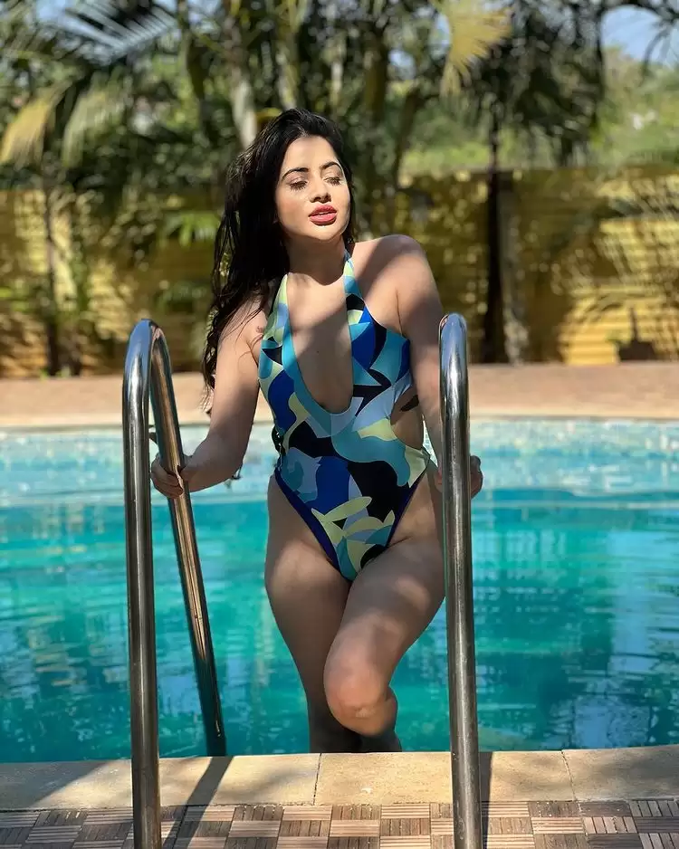 Urfi Javed’s bewitching pictures take the internet by storm