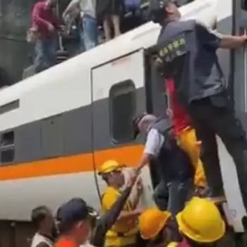 Dozens killed as train derails in Taiwan