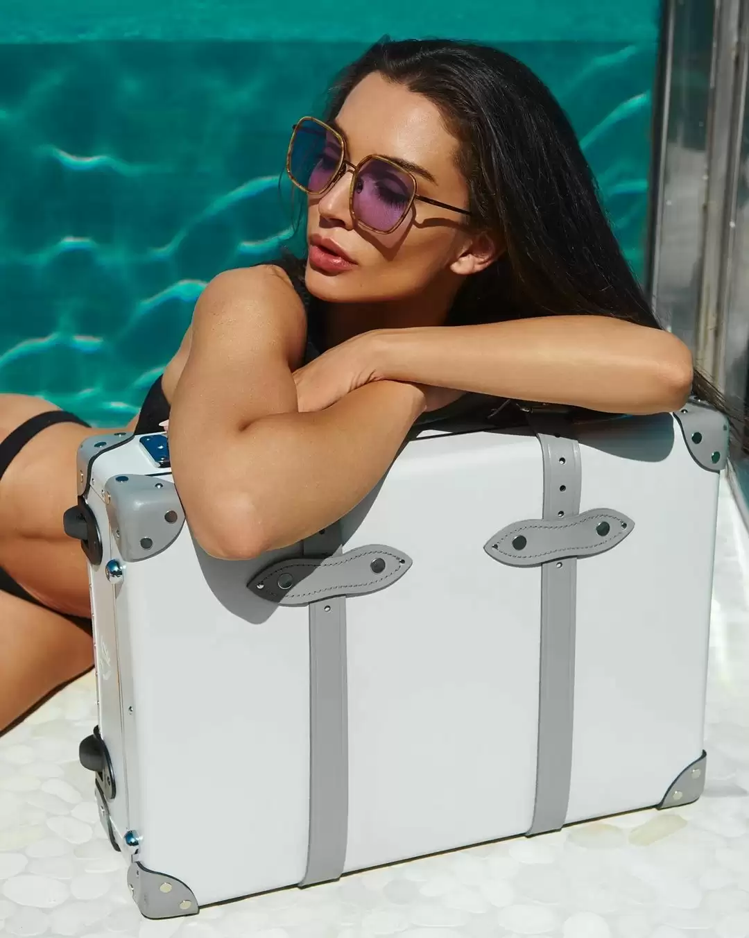 Amy Jackson Flaunts Her Sensuous And Sexy Look, Check Out Her Pictures!!