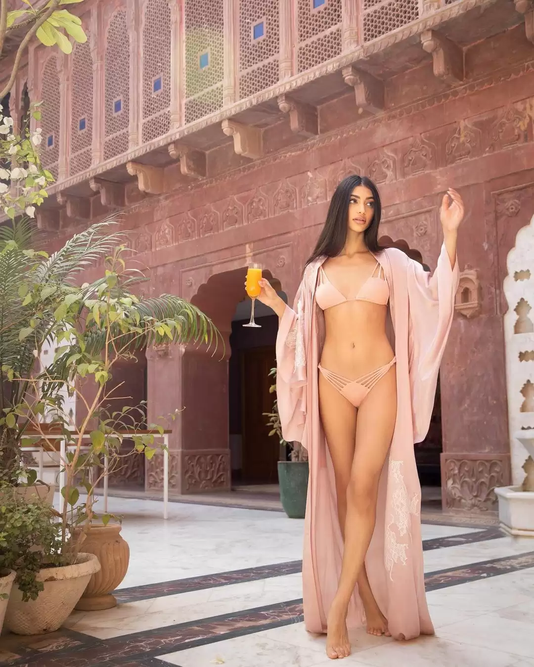 Alanna Panday beats the heat in style in these new stylish pictures.