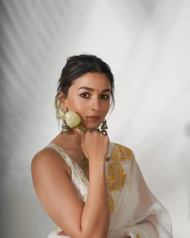 Alia Bhatt Giving Us Major Saree Goals, See Pictures!!