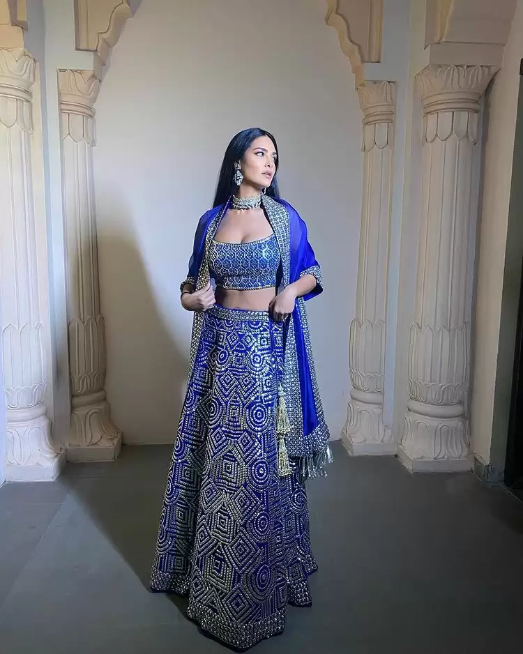 Esha Gupta Saree Looks