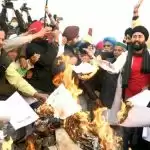 Protesting farmers burn copies of agri laws on Lohri