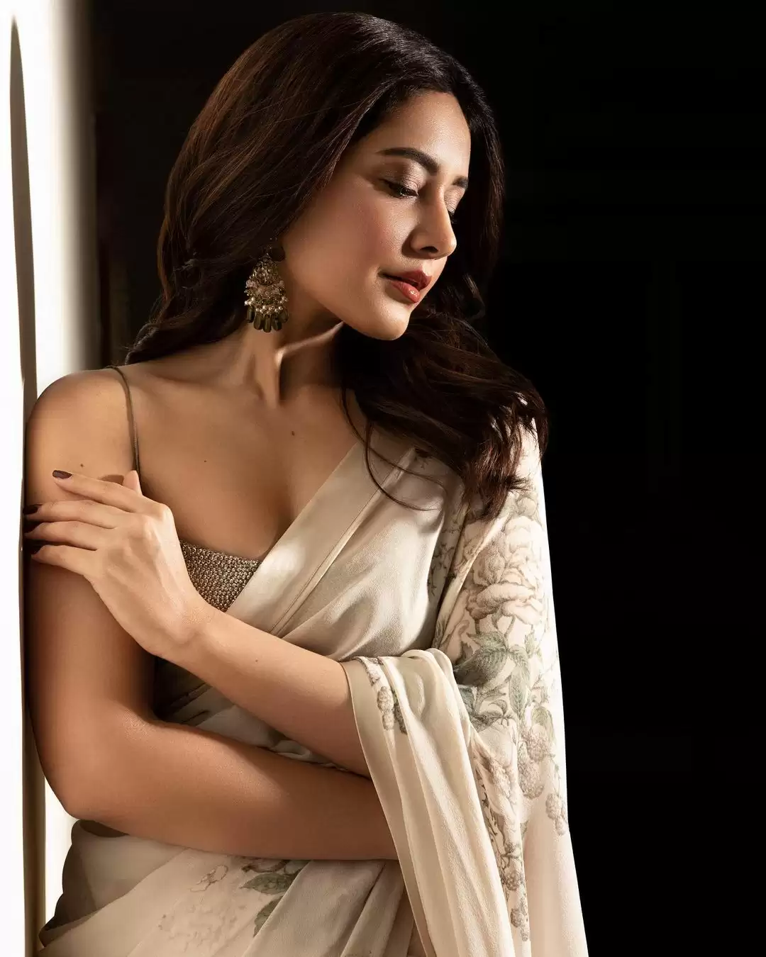 Majestic Pictures of Rashi Khanna In Traditional Apparels