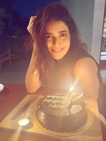 Karishma Tanna Celebrated Her Birthday With a Delicious Chocolate Cake, Check Pictures Here!