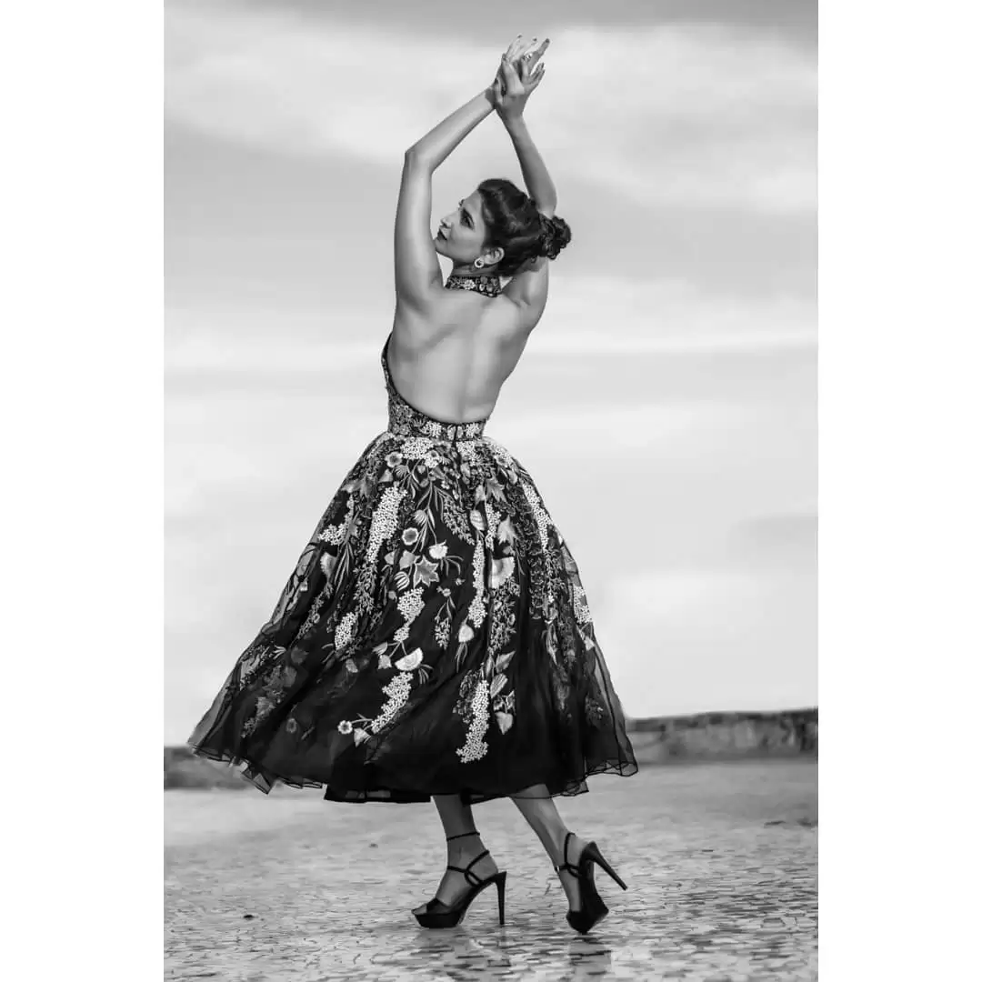 Aahana Kumra is teasing fans with her Sexy Bikinis Pictures.