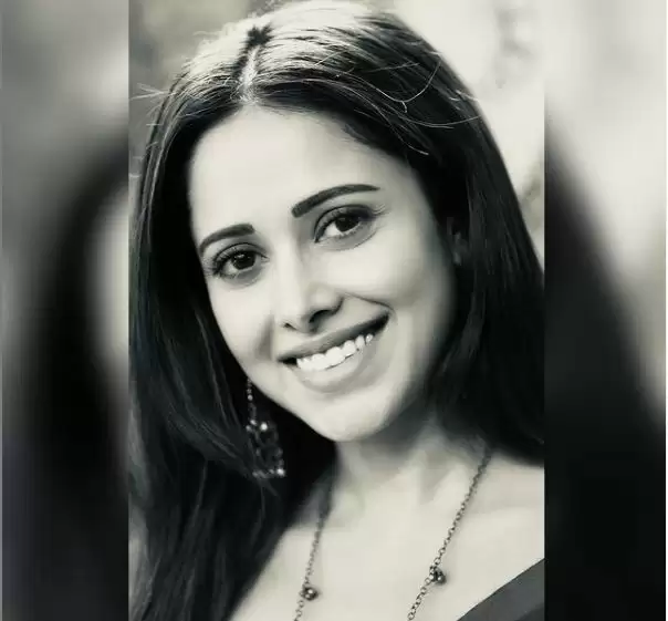 Nushrratt posted the monochrome picture clicked by Akshay