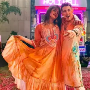 Throwback Pictures Of Bollywood Couples Celebrating Holi!!