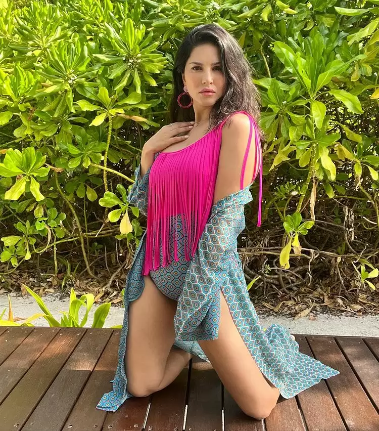 Sunny Leone Flaunts Svelte Figure, See Her Sexy Pictures