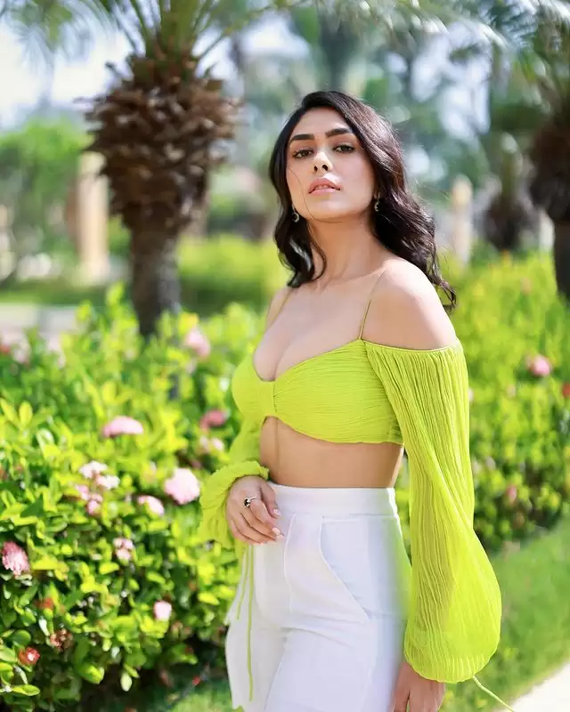 Mrunal Thakur Oozes Hotness, See Her Sexiest Pictures