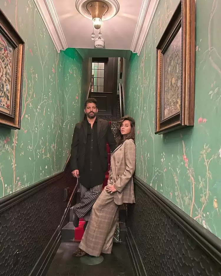 Farhan Akhtar And Shibani Dandekar Set Couple Style Goals, See Pics!!