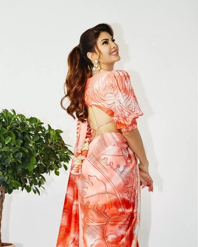 Jacqueline Fernandez Looks Gorgeous in Sarees, See pictures!!
