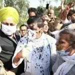 Hathras: Black ink thrown on MP Sanjay Singh and MLA Rakhi Birlan
