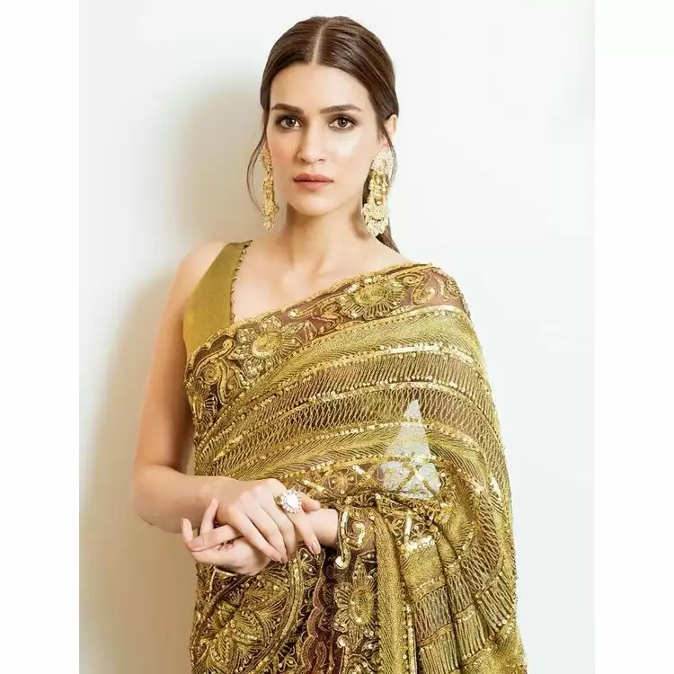 Kriti Sanon’s Saree Looks Make You Go Wow!!