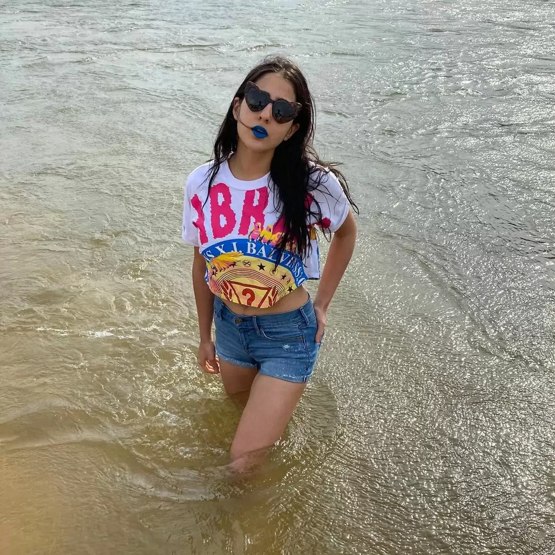 Sara Ali Khan Stunning pictures from her beach vacation