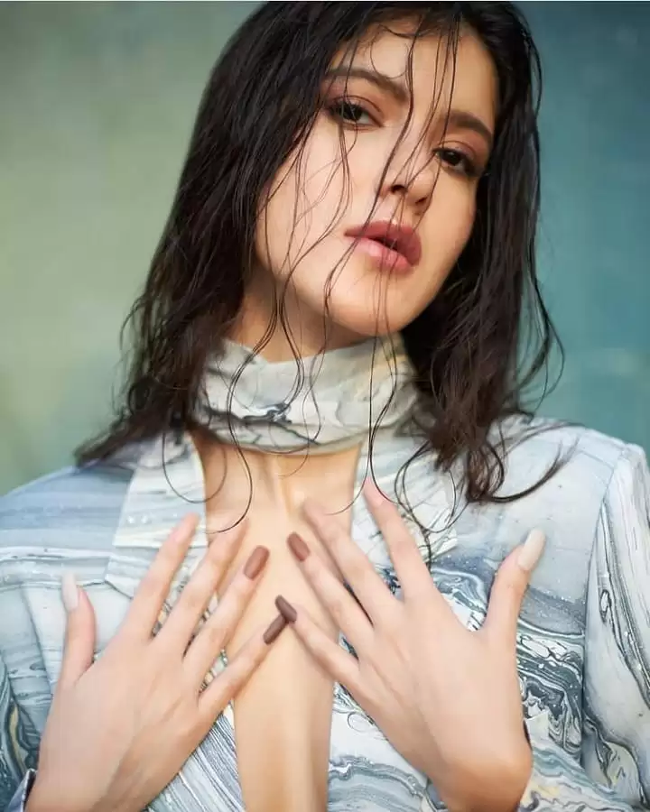 Sanjay and Maheep Kapoor’s daughter Shanaya Kapoor is making heads turn with her glamorous photoshoots.