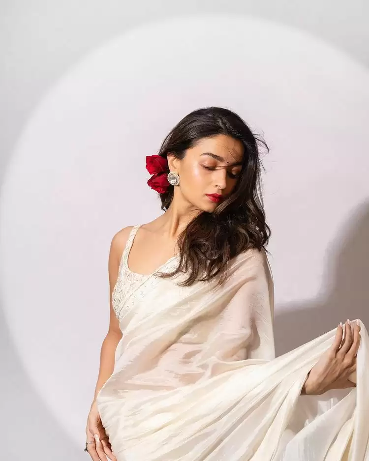 Alia Bhatt Giving Us Major Saree Goals, See Pictures!!
