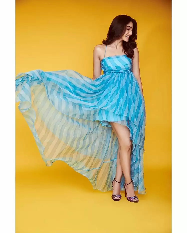 Sharvari Raises Temperature, Take A Look At Diva’s Ravishing Pictures