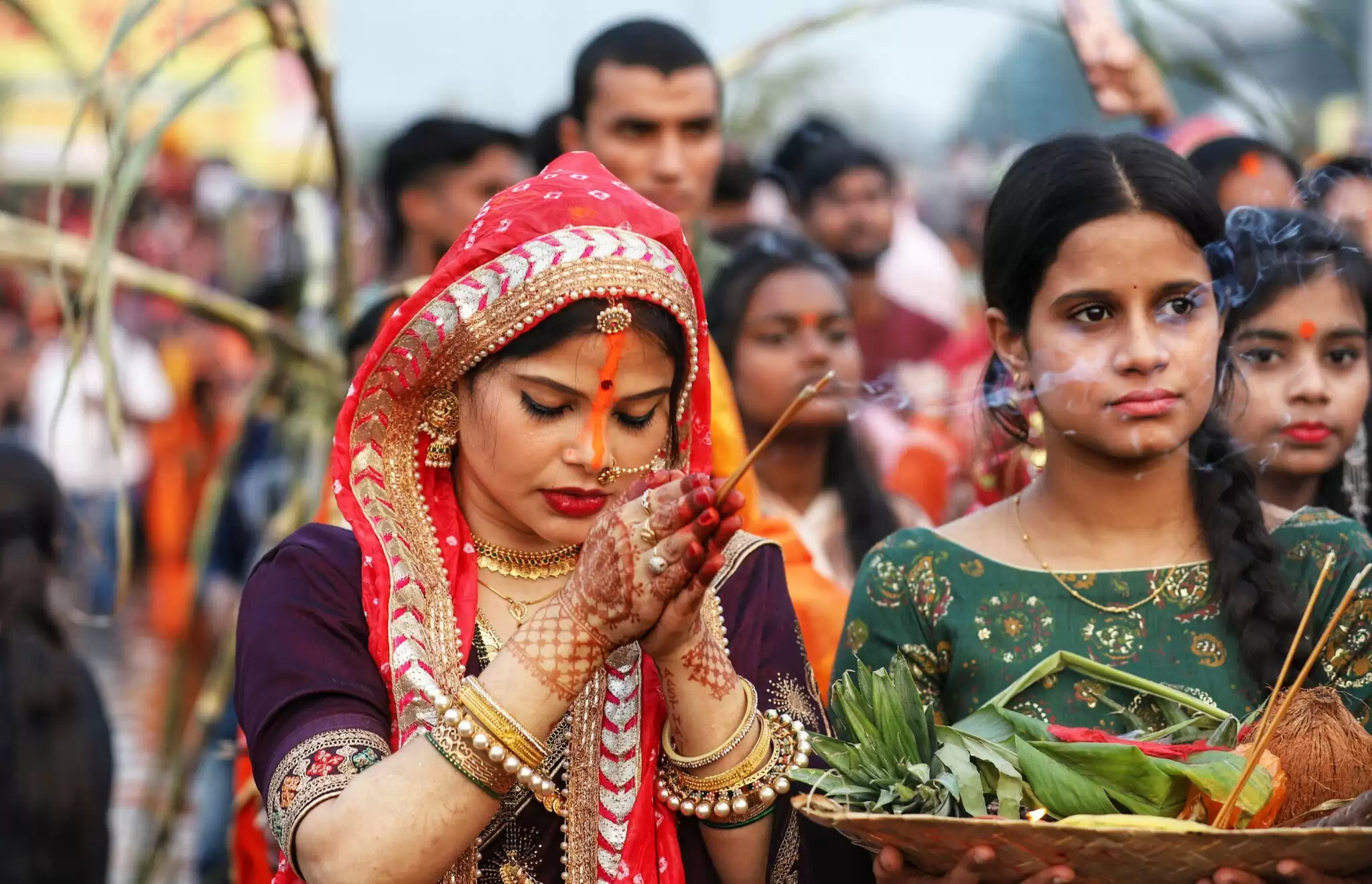 Woman’s perform rituals of chhath Puja on the bank of river gomti in Lucknow