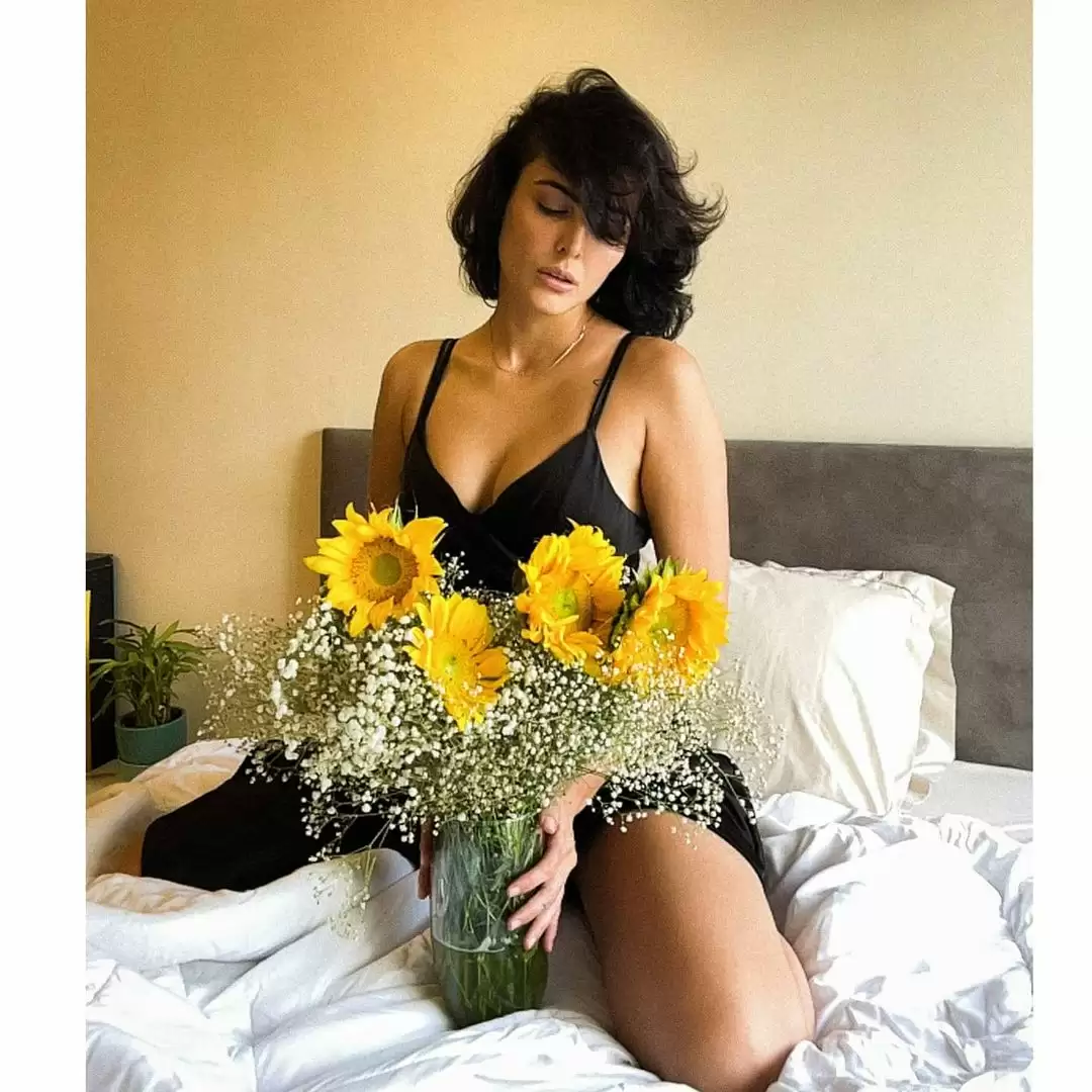 Mandana Karimi teases fans with her captivating photoshoots