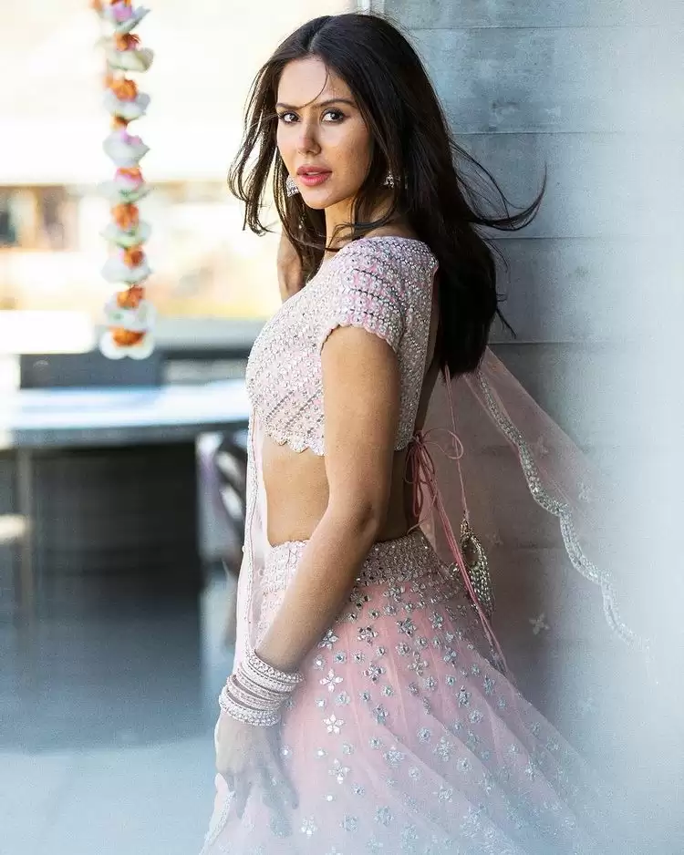 Punjabi Actress Sonam Bajwa Makes Heads In Her Traditional Looks!!