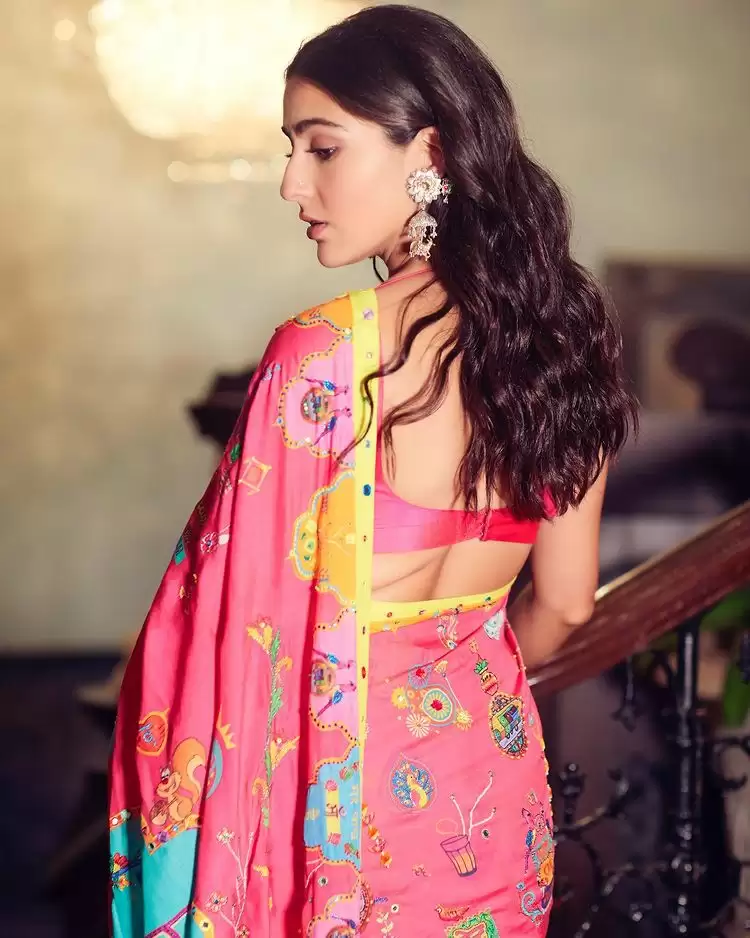 Sara Ali Khan Wows The Internet,  See Her Gorgeous Looks