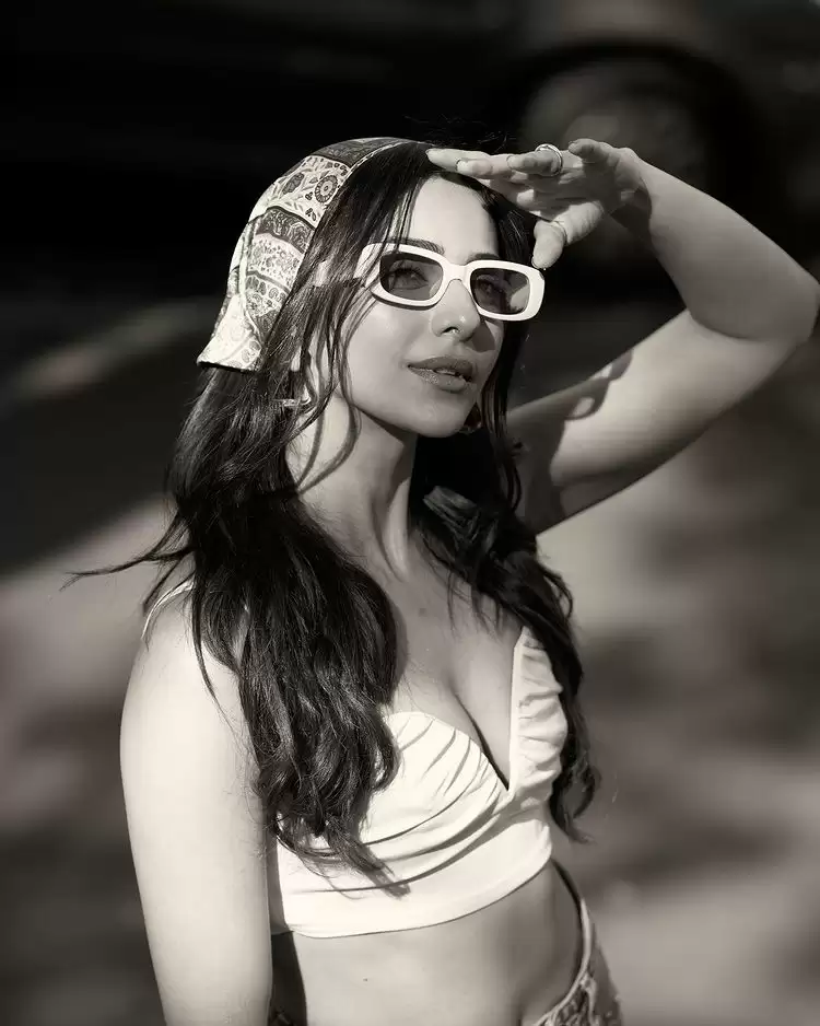 Rakul Preet Singh Looks Breathtaking In These Sexy Pictures!!