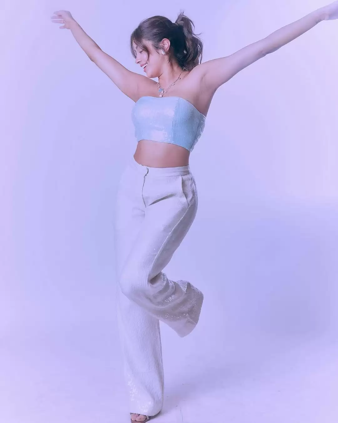 Janhvi Kapoor Raises Temperature In This new photoshoot, See Her Sexy Pictures
