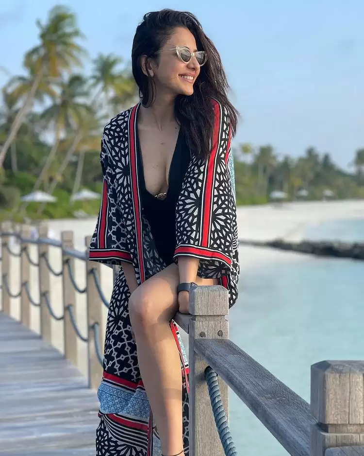 Rakul Preet Singh Looks Breathtaking In These Sexy Pictures!!