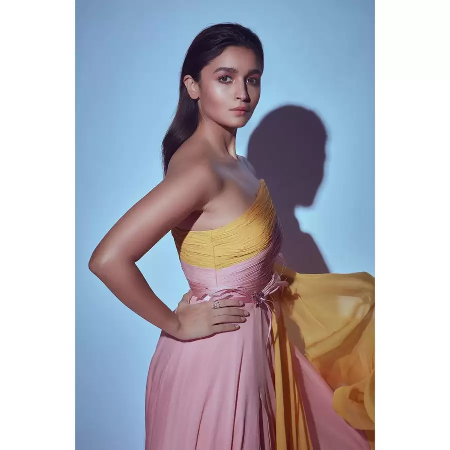 Alia Bhatt is teasing fans with her new stunning pictures.